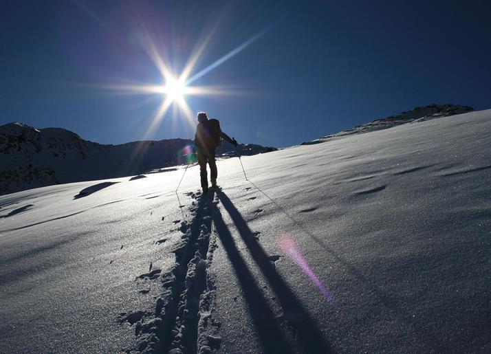 Skitouren Vinschgau Südtirol: Skitourengeher am Erlebnisberg Watles