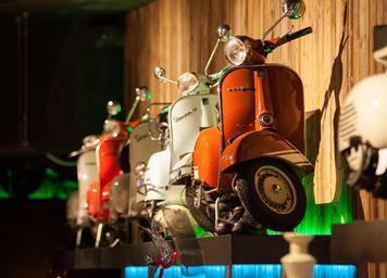 Sammlung von historischen Vespas im Oldtimer Museum des Hotel Watles, Vinschgau in Südtirol