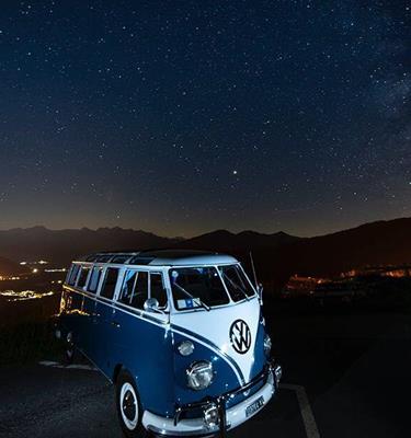 Autobus Volkswagen d'epoca di notte con vista sulla Val Venosta presso l'Olditmer Hotel Watles Alto Adige
